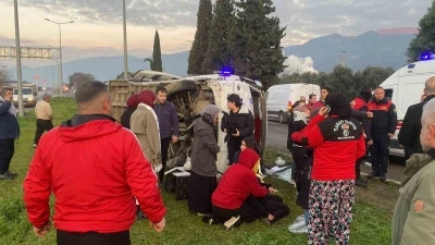 Buzlanan yolda can pazarı,16 yaralı