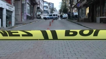 Cadde ortasında korkun&ccedil; cinayet: Berbere iş yerinin &ouml;n&uuml;nde defalarca ateş ettiler