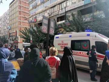 Caddede y&uuml;r&uuml;rken pikaptan fırlayan demir par&ccedil;ası ile yaralandı
