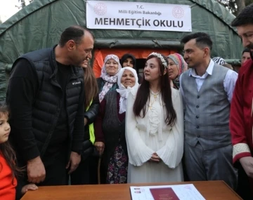 &Ccedil;adır kentte ilk nikah: İnsanlara &rsquo;umut&rsquo; olsun diye evlendiler