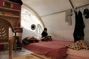 &Ccedil;adırda &ccedil;alışarak bursluluk sınavında 500 tam puan alan depremzede &ouml;ğrencinin hayali yazılım m&uuml;hendisi olmak
