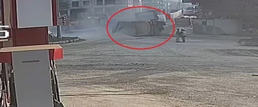 &Ccedil;akıl y&uuml;kl&uuml; hafriyat kamyonunun virajı alamayıp devrildiği anlar kamerada
