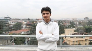 &Ccedil;aldığı piyano ile konuşulan 19 yaşındaki kuryenin hedefi konservatuvar okumak