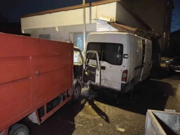 &Ccedil;aldıkları kamyonetle park halindeki minib&uuml;se &ccedil;arptılar
