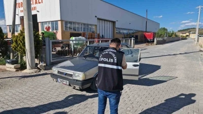 &Ccedil;aldıkları otomobille drift atan &ccedil;ocuklar "dur" ihtarına uymayıp ka&ccedil;ınca g&ouml;zaltına alındı