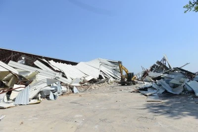 &Ccedil;alı&rsquo;da 2 bin 300 metrekarelik ka&ccedil;ak depo yıkıldı