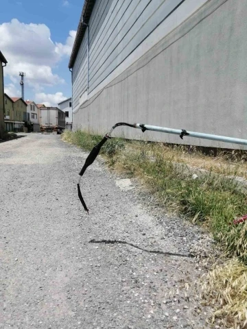 &Ccedil;alınan telefon ve internet kabloları esnafı iletişimsiz bıraktı
