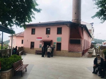 Caminin sadaka kutusunu &ccedil;aldılar