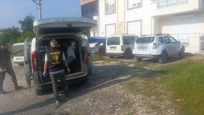 Camiye gelen eski belediye başkanına b&uuml;y&uuml;k şok: Bu sefer ayakkabı değil, otomobil &ccedil;alındı
