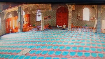 Camiye girip yardım paralarını &ccedil;aldı, namaz kılanı g&ouml;r&uuml;nce cami g&ouml;revlisi rol&uuml;ne girdi
