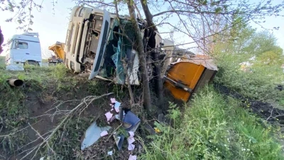 &Ccedil;an&rsquo;da k&ouml;m&uuml;r y&uuml;kl&uuml; kamyon devrildi, s&uuml;r&uuml;c&uuml; yaralandı

