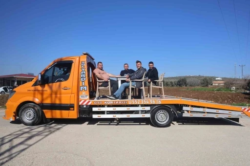 Can sıkıntısından &ccedil;ekici &uuml;zerine masa ve sandalye atarak şehir turuna &ccedil;ıkan 4 kafadarın o anları ilgi odağı oldu
