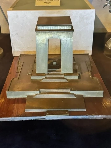 &lsquo;&Ccedil;anakkale Abide Kupası&rsquo; sergilenmek &uuml;zere 70 yıl sonra &Ccedil;anakkale&rsquo;ye geliyor
