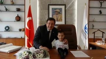 &Ccedil;anakkale Belediye Başkanı Muharrem Erkek, 23 Nisan&rsquo;da koltuğunu &ccedil;ocuklara devretti
