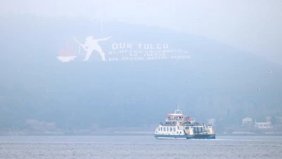 &Ccedil;anakkale Boğazı fırtına nedeniyle trafiğe kapandı