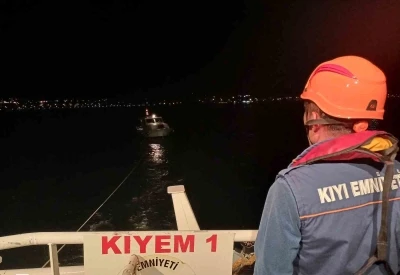 &Ccedil;anakkale Boğazı&rsquo;nda i&ccedil;inde 5 kişinin bulunduğu tekne kurtarıldı
