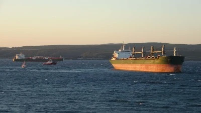 &Ccedil;anakkale Boğazı'nda  karaya oturan gemi i&ccedil;in kurtarma &ccedil;alışması başlatıldı