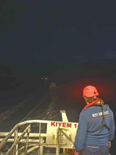 &Ccedil;anakkale Boğazı&rsquo;nda makine arızası yapan tekne yedeklenerek &ccedil;ekildi
