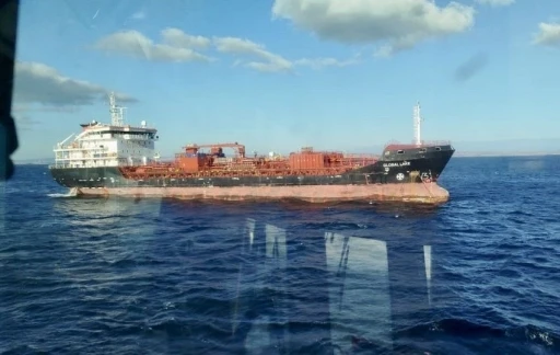 &Ccedil;anakkale Boğazı&rsquo;ndan ge&ccedil;en boş tanker makine arızası yaptı
