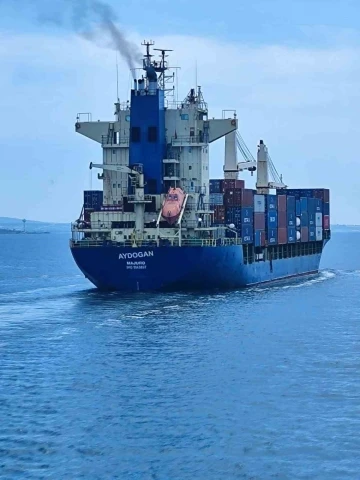 &Ccedil;anakkale Boğazı&rsquo;ndan ge&ccedil;en konteyner gemisi d&uuml;men arızası yaptı
