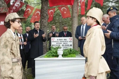 &Ccedil;anakkale Boğazı'nı ge&ccedil;mek isteyen Fransız denizaltısını batıran Bursalı M&uuml;stecip Onbaşı kabri başında anıldı