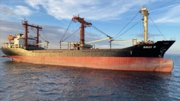 &Ccedil;anakkale Boğazı'nda d&uuml;meni arızalanan gemi g&uuml;venli b&ouml;lgeye demirledi