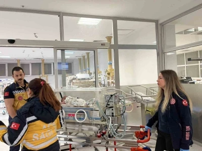 &Ccedil;anakkale&rsquo;de 54 g&uuml;nl&uuml;k bebek u&ccedil;ak ambulansla Ankara&rsquo;ya sevk edildi