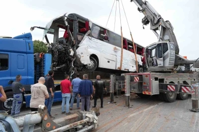 &Ccedil;anakkale&rsquo;de 8 kişinin &ouml;ld&uuml;ğ&uuml; kazada enkaza d&ouml;nen otob&uuml;s vin&ccedil; yardımıyla olay yerinden kaldırıldı
