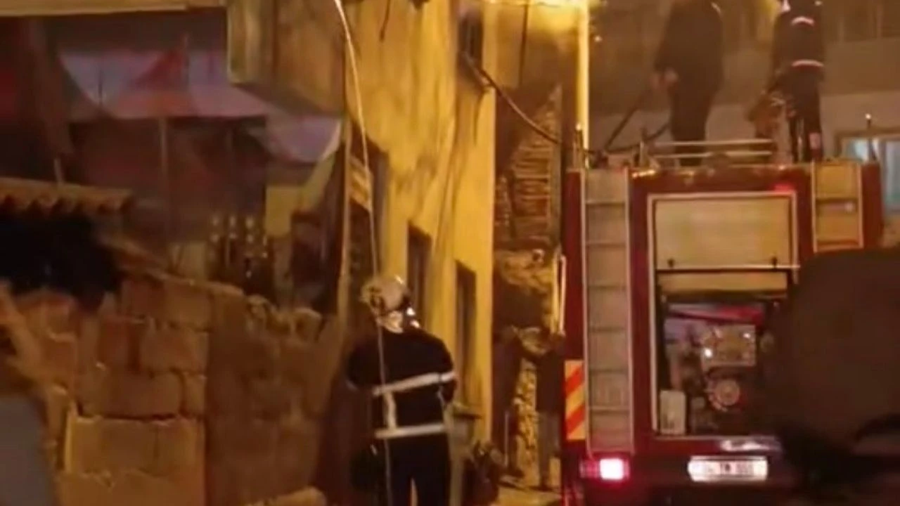 &Ccedil;anakkale&rsquo;de baca yangınında ev zarar g&ouml;rd&uuml;