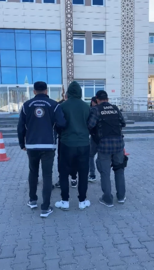 &Ccedil;anakkale&rsquo;de g&ouml;&ccedil;men ka&ccedil;ak&ccedil;ılığı operasyonu: 79 ka&ccedil;ak g&ouml;&ccedil;men ile 2 organizat&ouml;r yakalandı
