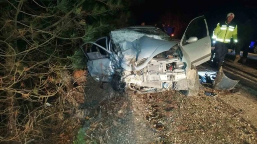 &Ccedil;anakkale&rsquo;de iki ara&ccedil; kafa kafaya &ccedil;arpıştı: 1 &ouml;l&uuml;, 3 yaralı
