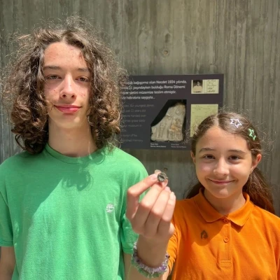 &Ccedil;anakkale&rsquo;de iki kardeş Troya M&uuml;zesi&rsquo;ne tarihi m&uuml;h&uuml;r bağışladı
