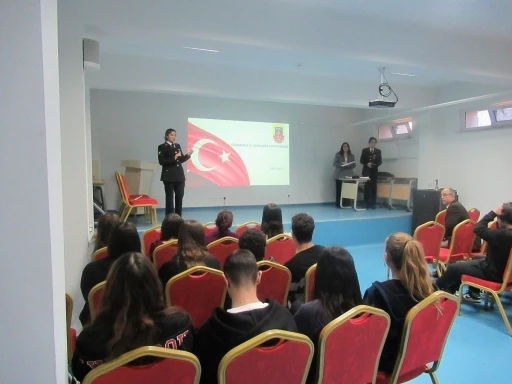 &Ccedil;anakkale&rsquo;de Jandarma lise &ouml;ğrencilerine fl&ouml;rt şiddeti ve siber zorbalık konularında eğitim verdi
