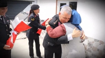 &Ccedil;anakkale&rsquo;de jandarmadan anlamlı Anneler G&uuml;n&uuml; ziyareti
