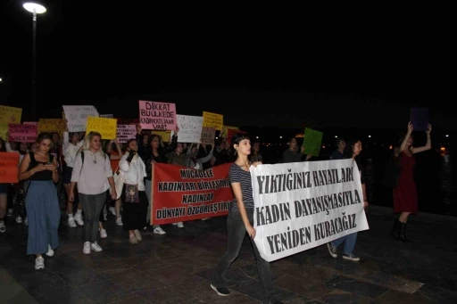 &Ccedil;anakkale&rsquo;de kadın cinayetleri protesto edildi
