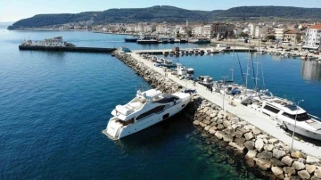 &Ccedil;anakkale&rsquo;de l&uuml;ks yat mendireğe &ccedil;arptı
