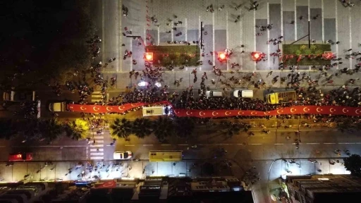 &Ccedil;anakkale&rsquo;de meşaleler Cumhuriyet i&ccedil;in yandı
