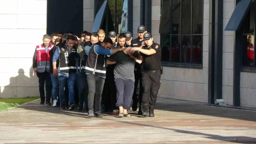 &Ccedil;anakkale&rsquo;de polis merkezi &ouml;n&uuml;ndeki silahlı &ccedil;atışmaya 8 tutuklama
