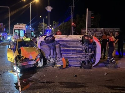 &Ccedil;anakkale'de taksi ile Bursa plakalı ara&ccedil; &ccedil;arpıştı: 8 yaralı