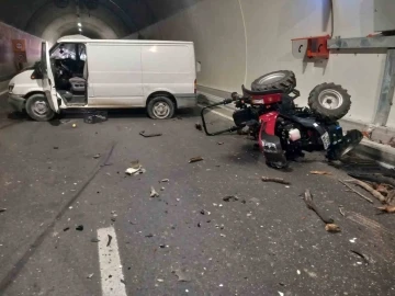 &Ccedil;anakkale&rsquo;de t&uuml;nelde trafik kazası: 2 ağır yaralı
