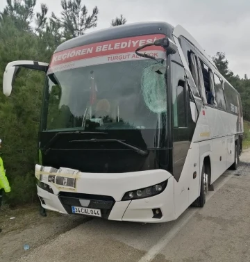 &Ccedil;anakkale&rsquo;de tur otob&uuml;s&uuml; ile midib&uuml;s &ccedil;arpıştı
