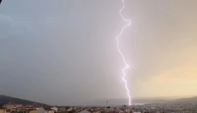 &Ccedil;anakkale'de yıldırım yangın &ccedil;ıkardı