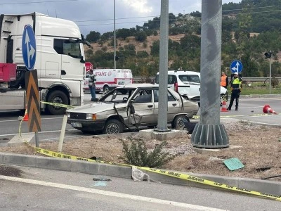 &Ccedil;anakkale'de yolcu otob&uuml;s&uuml;yle otomobil &ccedil;arpıştı; 2 &ouml;l&uuml;