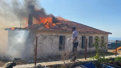 &Ccedil;anakkale&rsquo;deki orman yangını Nald&ouml;ken k&ouml;y&uuml;ne sı&ccedil;radı, bazı evler alevlere teslim oldu