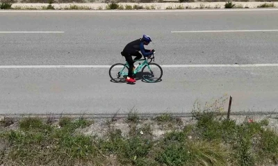 &Ccedil;anakkale&rsquo;den aldığı şehitlik toprağını Samsun&rsquo;a ulaştırmak i&ccedil;in pedal &ccedil;eviriyor: 900 kilometreyi geride bıraktı
