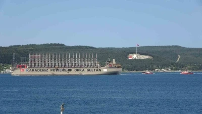 &Ccedil;anakkale&rsquo;nin elektrik ihtiyacını karşılayabilecek enerji &uuml;reten gemi boğazdan ge&ccedil;ti
