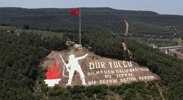 &Ccedil;anakkale&rsquo;nin simgesi &rsquo;Dur Yolcu&rsquo; yazısının T&uuml;rk bayrağı ve direği yenilendi
