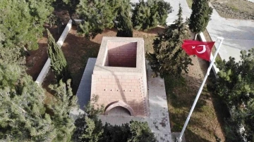 &Ccedil;anakkale Savaşları&rsquo;nın en kanlı &ccedil;arpışmalarının yaşandığı Zığındere&rsquo;de şehitlerin kemikleri bu anıtın dibinde bulunuyor

