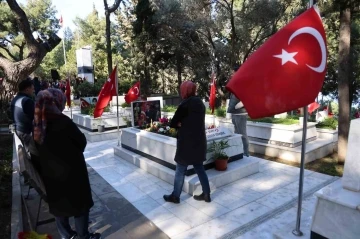 &Ccedil;anakkale şehitleri İzmir&rsquo;de t&ouml;renle anıldı
