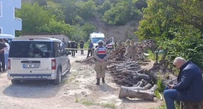 Cani adam eşini odunla d&ouml;verek &ouml;ld&uuml;rd&uuml;